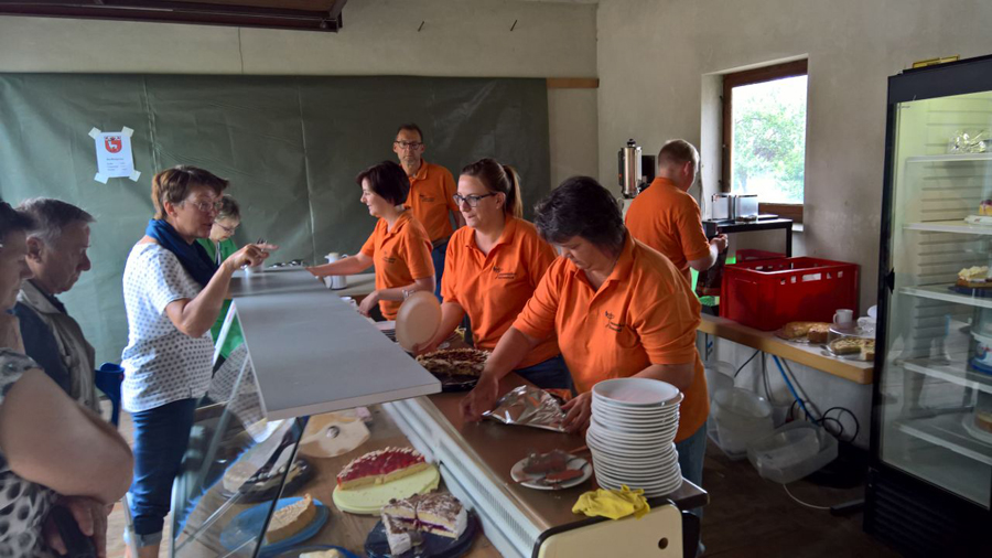 Kuchenverkauf beim Ettlenschießer Dorffest 2017